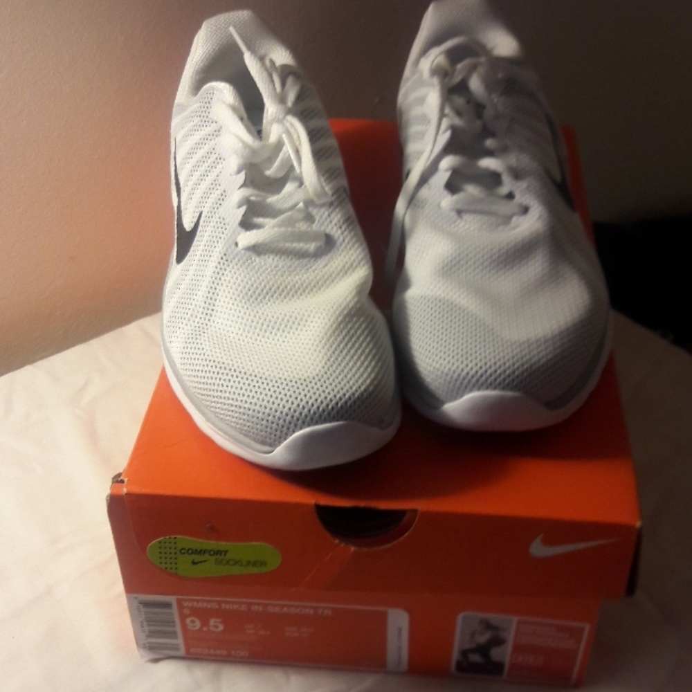 NIKE " IN SEASON TRAINERS: